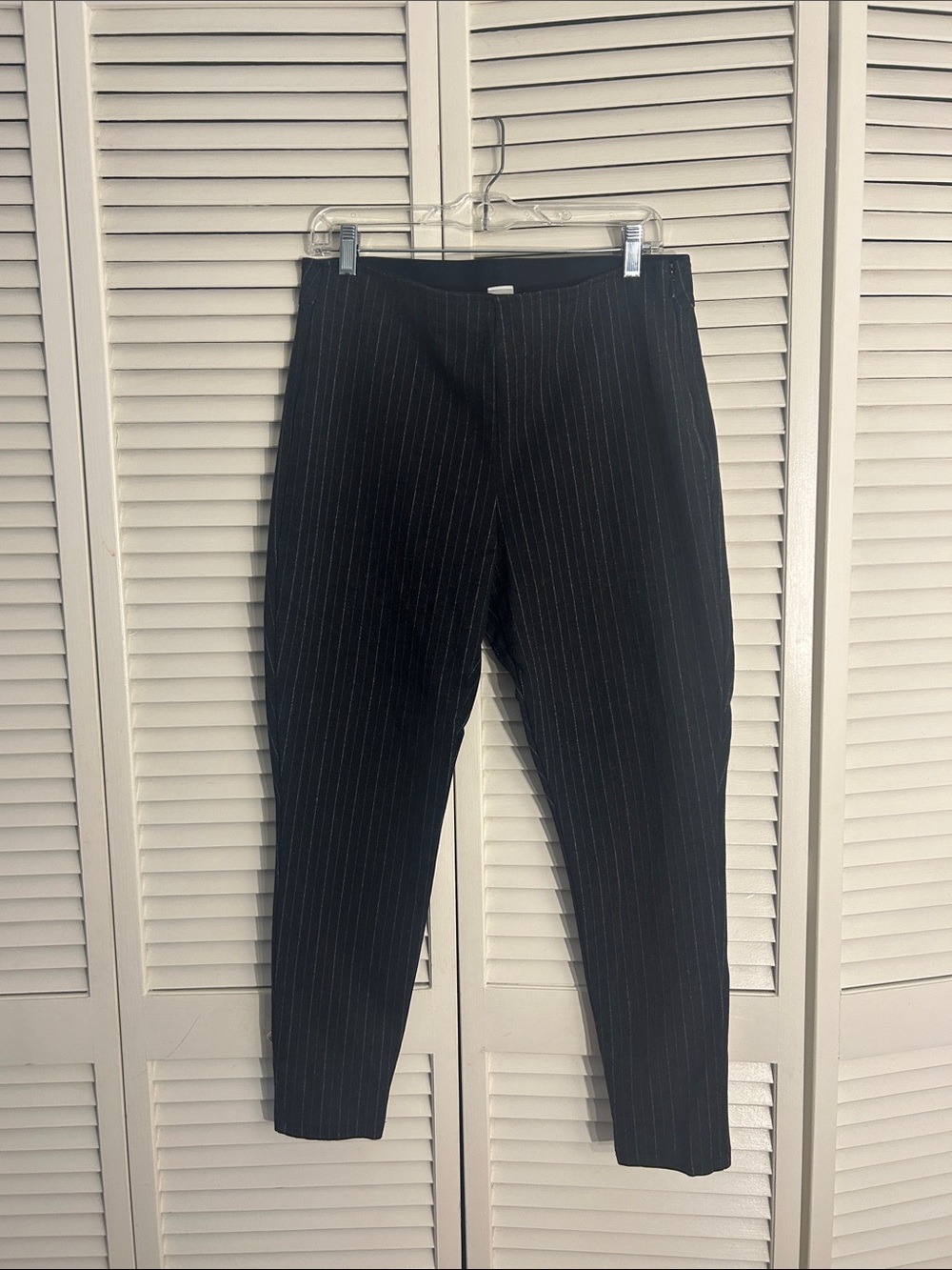 GapWomen’s charcoal gray pinstriped legging side zip